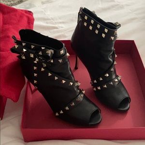 SALE 🤩Authentic Valentino rock studded peep toe
